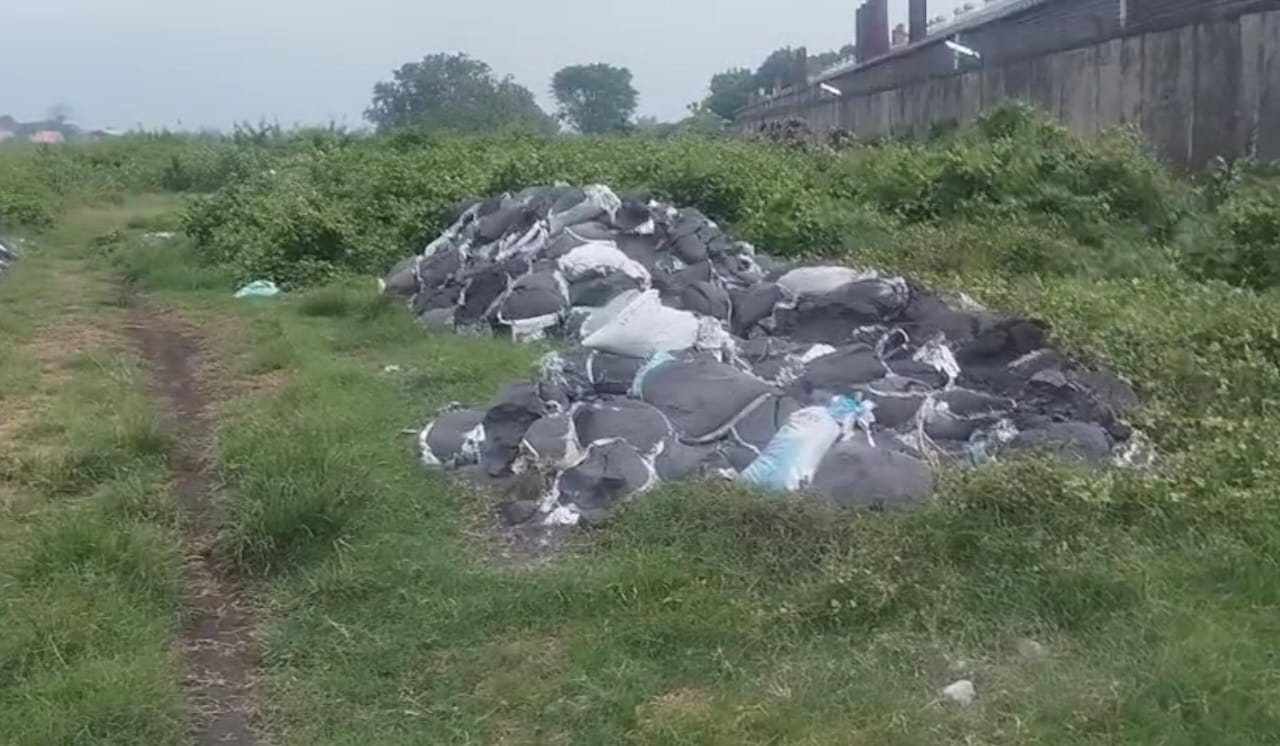 DUGAAN PENCEMARAN: Dinas Lingkungan Hidup Kabupaten Mojokerto melakukan penangkapan awal dumping limbah diduga B2 di Desa Bangun, Kecamatan Pungging, Jumat (7/11).