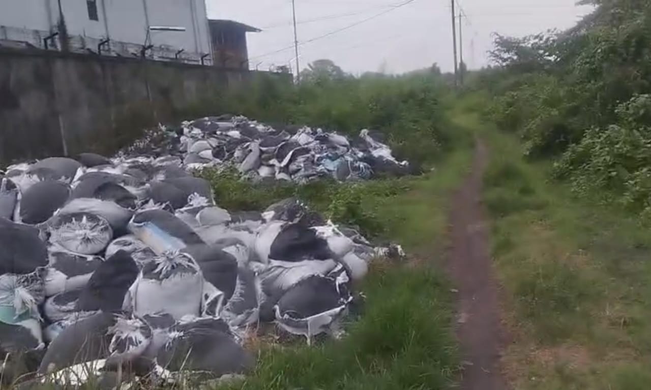 LIMBAH ILEGAL: Dinas Lingkungan Hidup Kabupaten Mojokerto melakukan penangkapan awal dumping limbah diduga B2 di Desa Bangun, Kecamatan Pungging, Jumat (7/11).