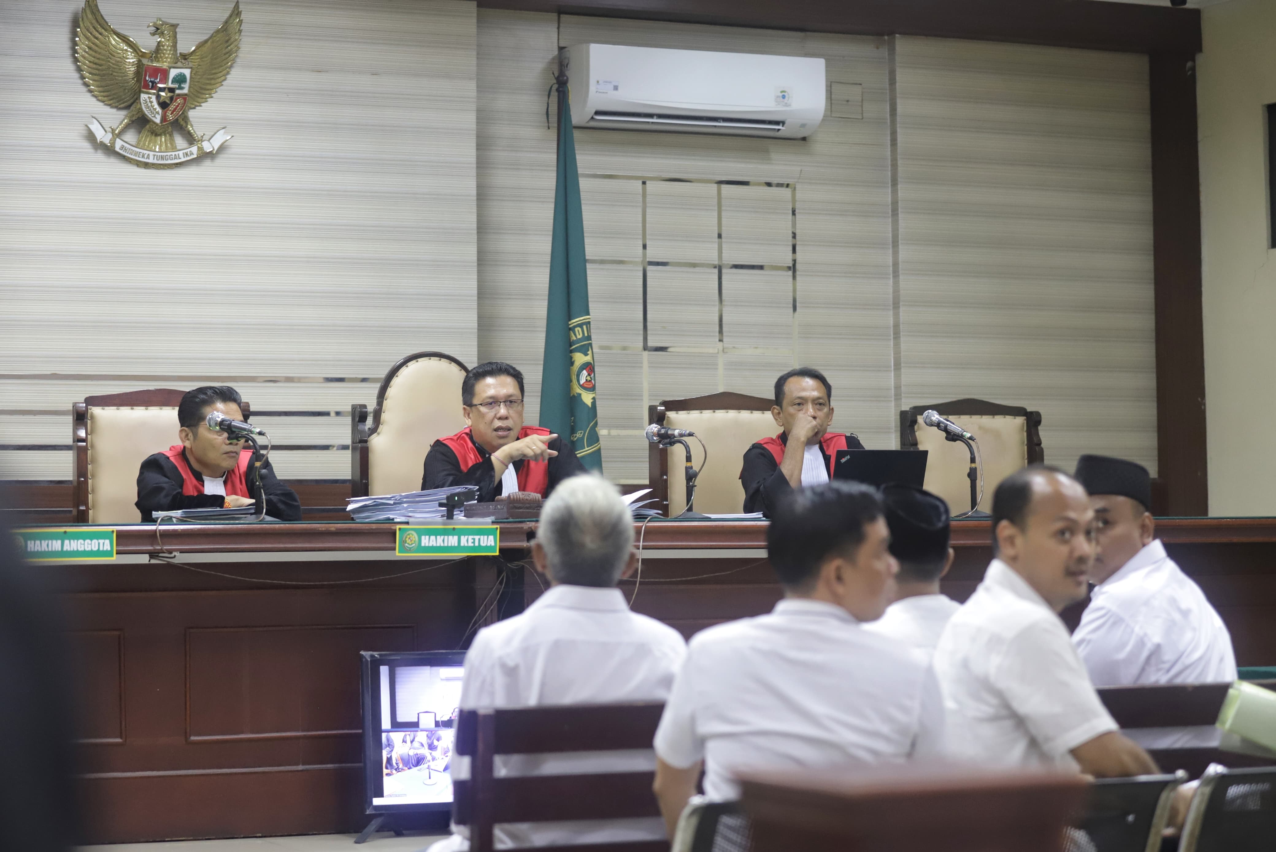 SIDANG KAPAL TBM: Enam terdakwa korupsi kapal TBM saat sidang di Pengsdilan Tipikor Surabaya, Jumat (7/11).
