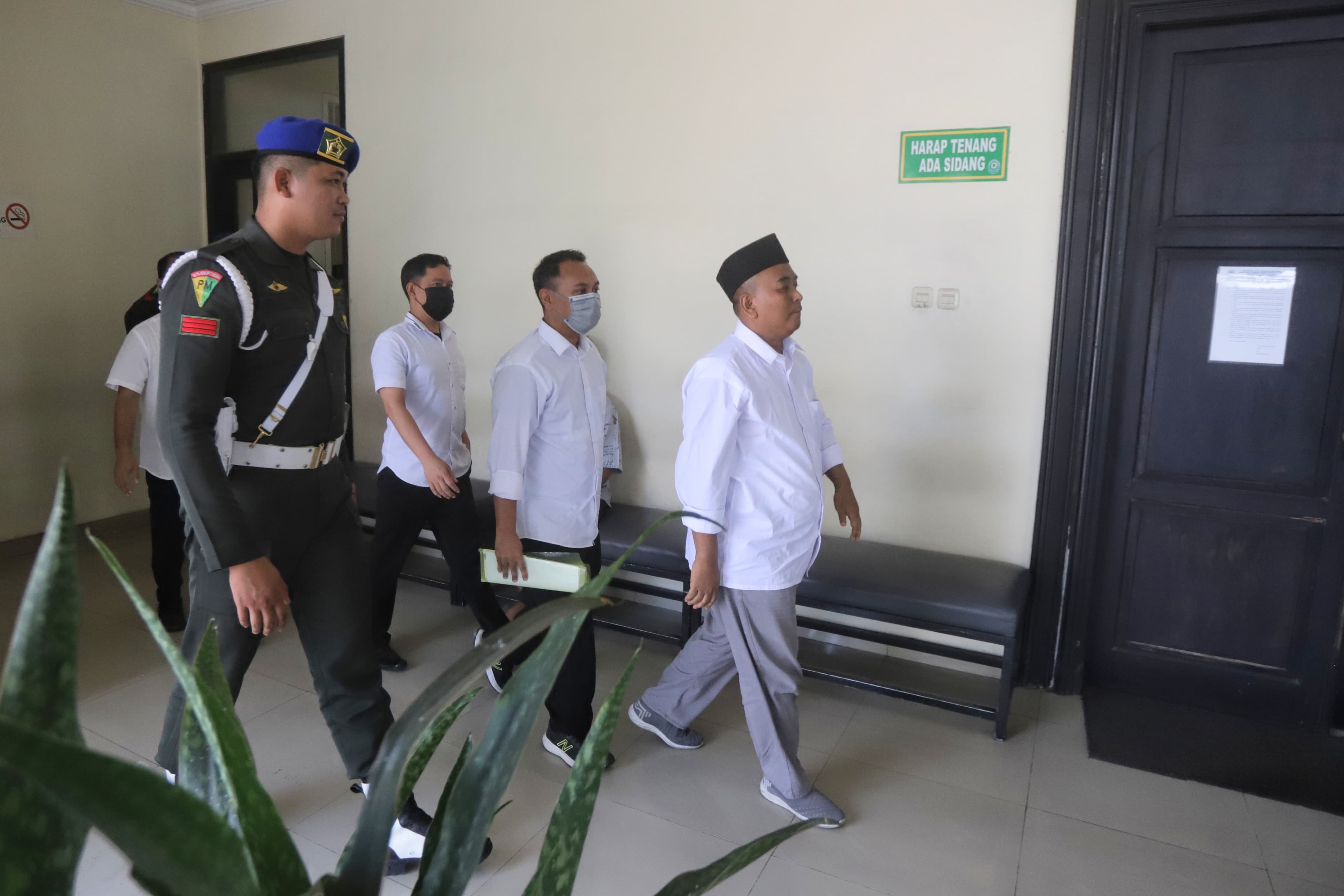 DIJAGA KETAT: Sejumlah terdakwa korupsi kapal TBM Kota Mojokerto melangkah menuju ruang sidang di Pengadilan Tipikor Surabaya di Sidoarjo, Jumat (7/11).