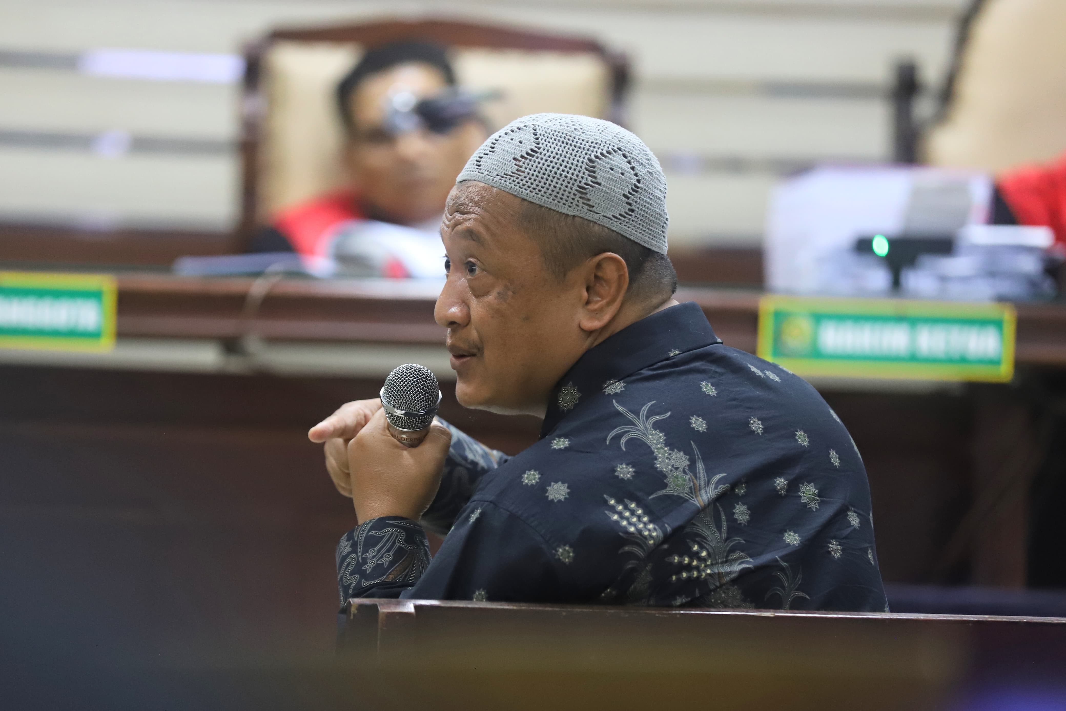 PANDANGAN AHLI: Saksi ahli Suhariyanto yang merupakan tenaga ahli dari Lembaga Kebijakan Pengadaan Barang/Jasa Pemerintah saat sidang korupsi kapal TBM Kota Mojokerto di Pengadilan Tipikor Surabaya