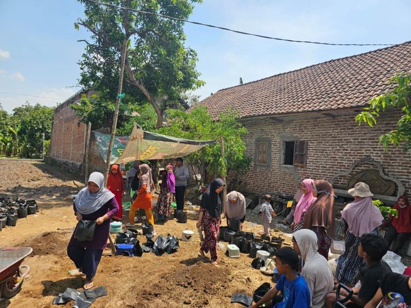 GOTONG ROYONG: Warga Desa Brangkal bekerja sama membuat kompos dalam program kebersihan lingkungan dan penghijauan yang digalakkan Pemdes Brangkal.