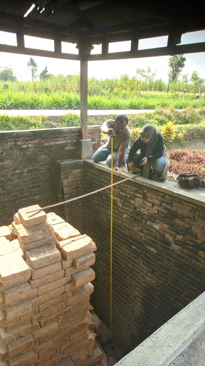 KAJIAN SEJARAH: TACB Disbudporapar Kabupaten Mojokerto mengobservasi Situs Candi Grinting, Kecamatan Jatirejo, dalam penetapan cagar budaya tahap III, Sepetember lalu.