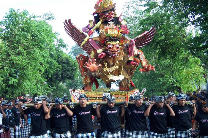 Bali dikenal sebagai pulau yang kaya akan budaya dan tradisi yang sarat makna spiritual. sumber foto: pinterets