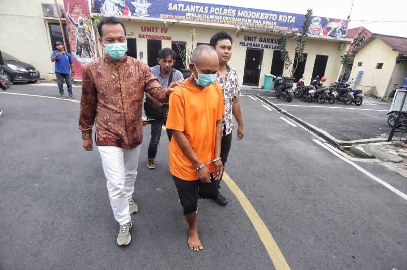 DITUNTUT BERAT: Terdakwa kasus pencabulan anak, Elyas Yasak, saat ditangkap Polres Mojokerto Kota, April lalu.