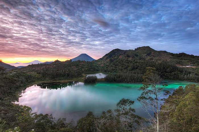 Dieng Plateau, atau Dataran Tinggi Dieng, merupakan salah satu destinasi wisata alam paling mempesona di Indonesia.  sumber foto: pinterest