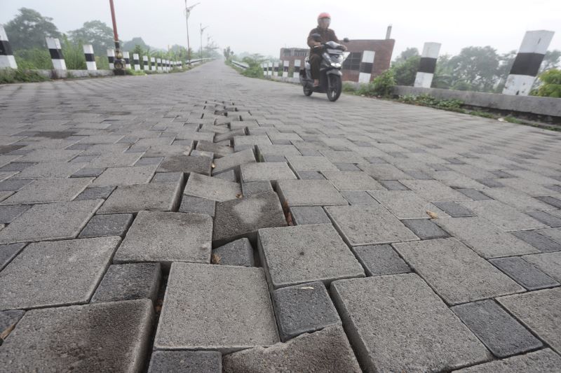 BAHAYA: Begini penampakan jalan paving di ruas Jalan Soekarno Kota Mojokerto tampak renggang dan bergelombang parah, kemarin (9/11)