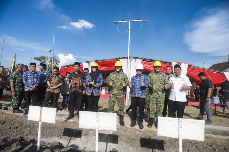 DIKERJAKAN: Progres pembangunan gedung Koperasi Merah Putih (KDMP) di Desa Gunungsari, Kecamatan Dawarblandong masih terus berlangsung, akhir tahun lalu. 
