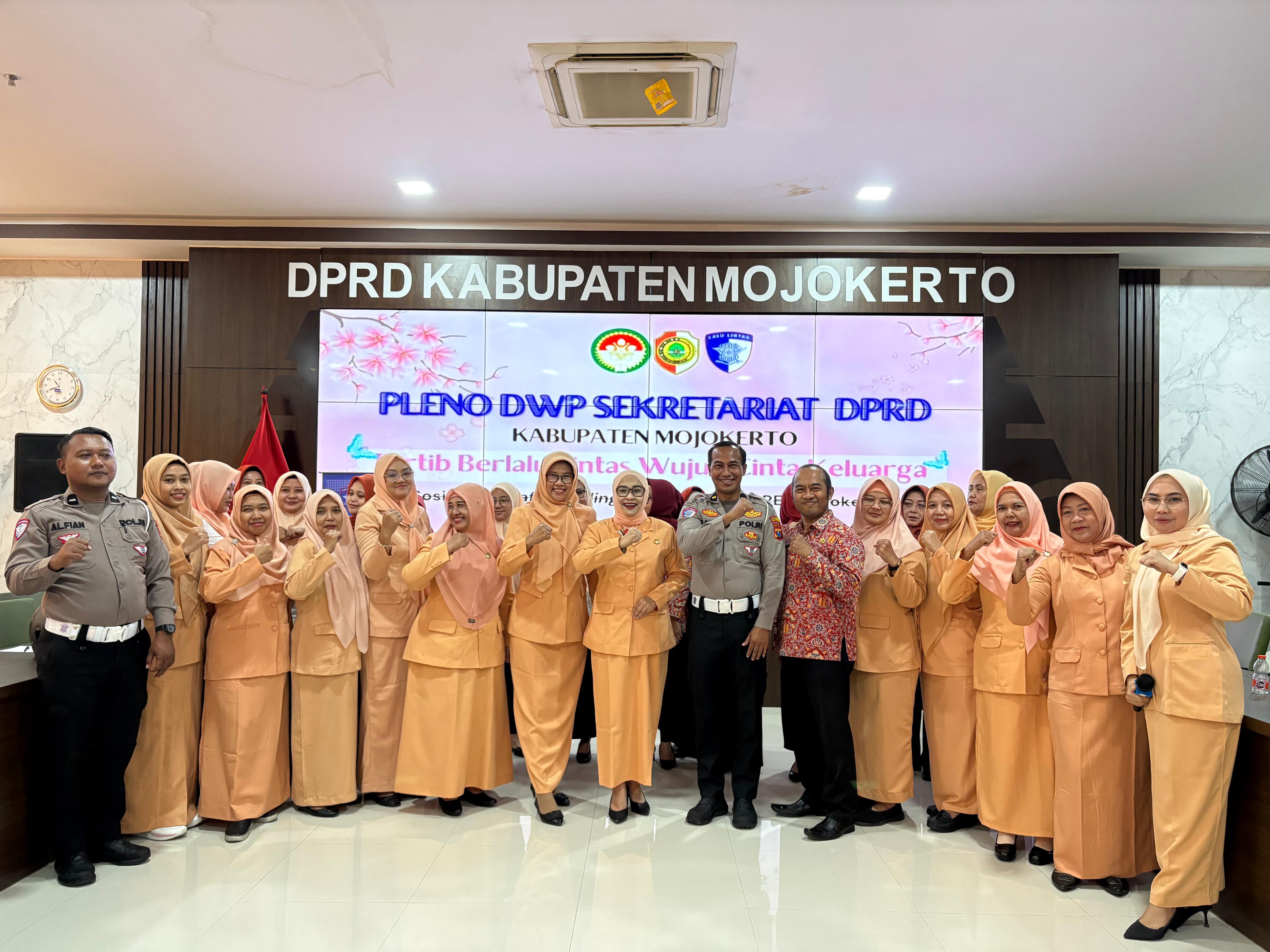 SINERGI: Satlantas Polres Mojokerto bersama Dharma Wanita Persatuan Sekretariat DPRD Kabupaten Mojokerto usai sosialisasi dan edukasi keselamatan berkendara &rsquo;&rsquo;Safety Riding&rsquo;&rsquo;, Kamis (6/11).