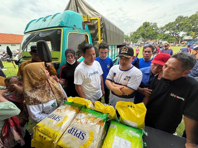 PANGAN MURAH: Anggota DPR RI Komisi IV, Muhammad Habibur Rochman bersama Kepala Perum Bulog Kantor Cabang Mojokerto, Muhammad Husin kolaborasi GPM untuk masyarakat, Minggu (9/11).