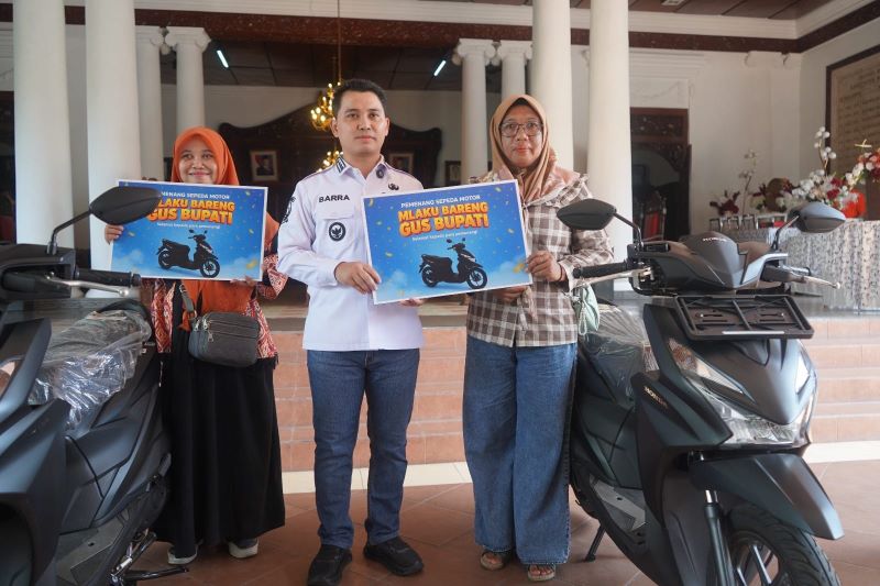 BERMANFAAT: Bupati Mojokerto Muhammad Albarraa, menyerahkan dua unit motor kepada dua warga yang beruntung di Peringgitan Pemkab Mojokerto, Jumat (7/11).