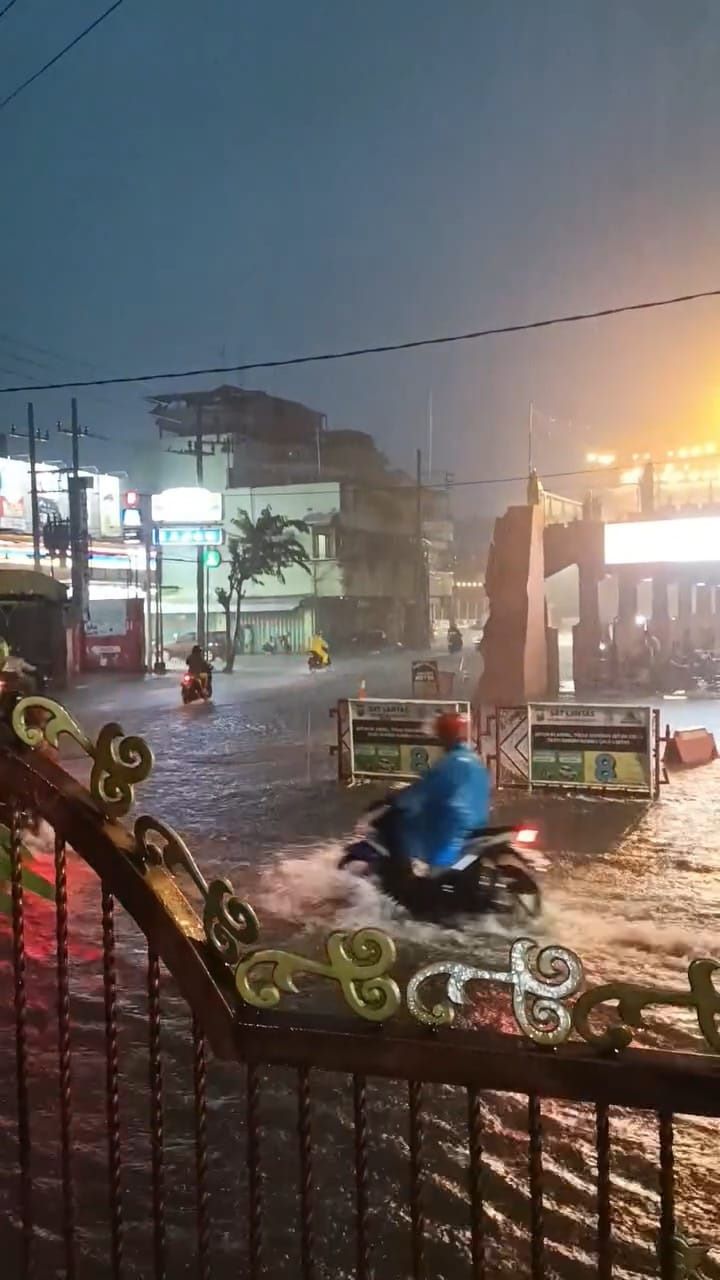 CUACA EKSTREM: Banjir menggenangi permukiman dan ruas jalan di Kota Mojokerto, kemarin (10/11).