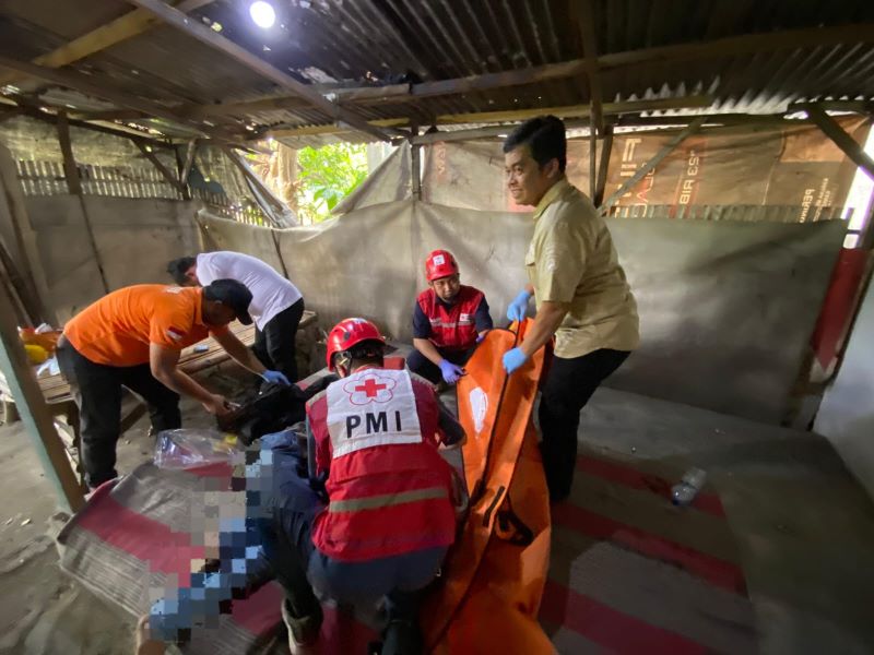 EVAKUASI: Petugas menangani mayat yang ditemukan di punden Dusun Simpang, Desa Sidoharjo, Kecamatan Gedeg, kemarin (10/11).