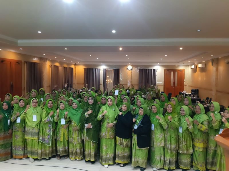 SUKSES: Jajaran Pimpinan Cabang Muslimat NU Kabupaten Mojokerto usai menggelar raker II di Trawas, akhir pekan lalu.