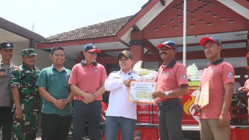 DISALURKAN: Bupati Mojokerto Muhammad Albarraa menyerahkan bantuan hibah berupa paket peralatan pemadam kebakaran kepada Pemdes Kepuhanyar, Kecamatan Mojoanyar, Jumat (7/11).