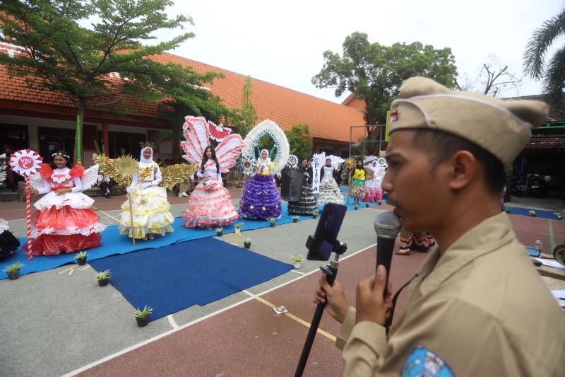 KARYA SENI: Pesona fashion show memanfaatkan daur ulang sampah plastik yang diperagakan siswa SMPN 8 Mojokerto dalam rangka memperingati Hari Pahlawan 2025, kemarin (10/11).