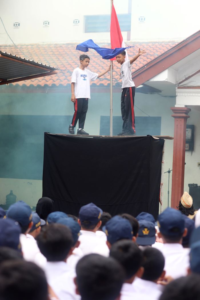 NILAI PERJUANGAN: Siswa SMPN 7 Mojokerto memainkan peran pejuang dalam drama kolosal bertema Pertempuran 10 November 1945 untuk memperingati Hari Pahlawan 2025, kemarin (10/11).