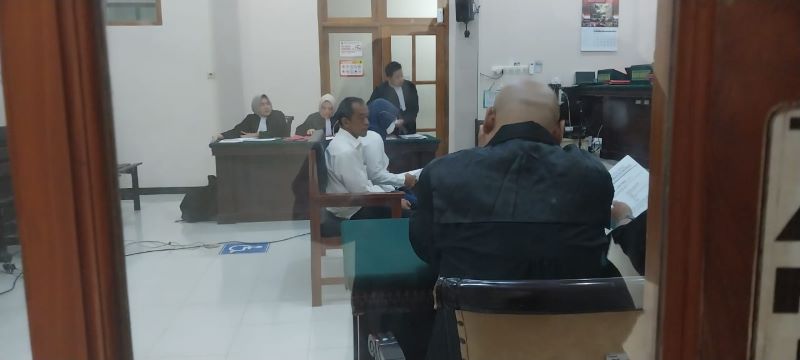 DIYAKINI BERSALAH: Dua Pengacara, Anies Khoiru Diniyati dan Efri Alza, saat menjalani persidangan di Pengadilan Negeri Mojokerto, kemarin (10/11).