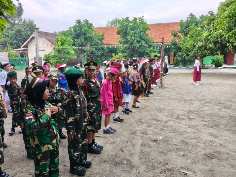 SEMANGAT PERJUANGAN: SDN Jotangan, Kecamatan Mojosari memperingati Hari Pahlawan 2025 dengan menggelar upacara bendera dan pawai busana kepahlawanan di lingkungan sekitar sekolah, Senin (10/11).