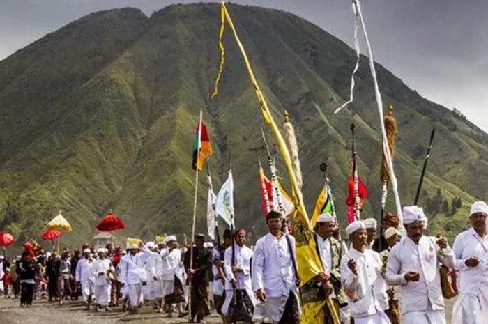 Di ketinggian Gunung Bromo yang megah, tersimpan sebuah tradisi suci yang telah diwariskan turun-temurun oleh masyarakat Suku Tengger. sumber foto: pinterest