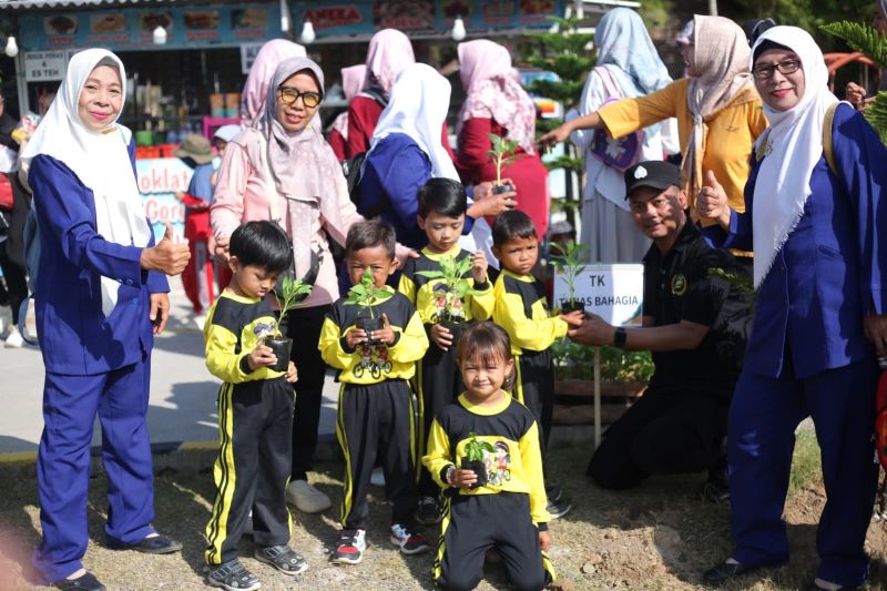 PEDULI: Siswa TK ikut menanam tanaman buah dan sayur saat launching Gertambusur di Taman Sekumpul Mojo, Desa Mojokumpul, Kecamatan Kemlagi, Mei lalu.