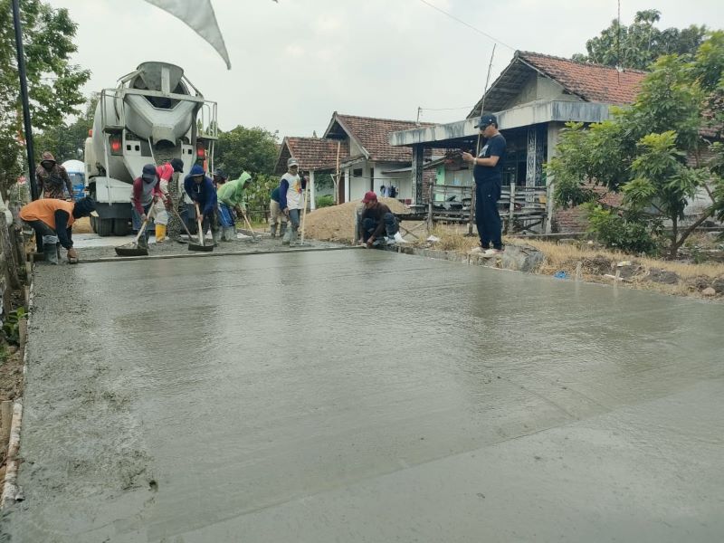 INFRASTRUKTUR: Pembangunan jalan lingkungan di Desa Temon, Kecamatan Trowulan, adalah manfaat program pokir yang berdampak langsung bagi masyarakat.