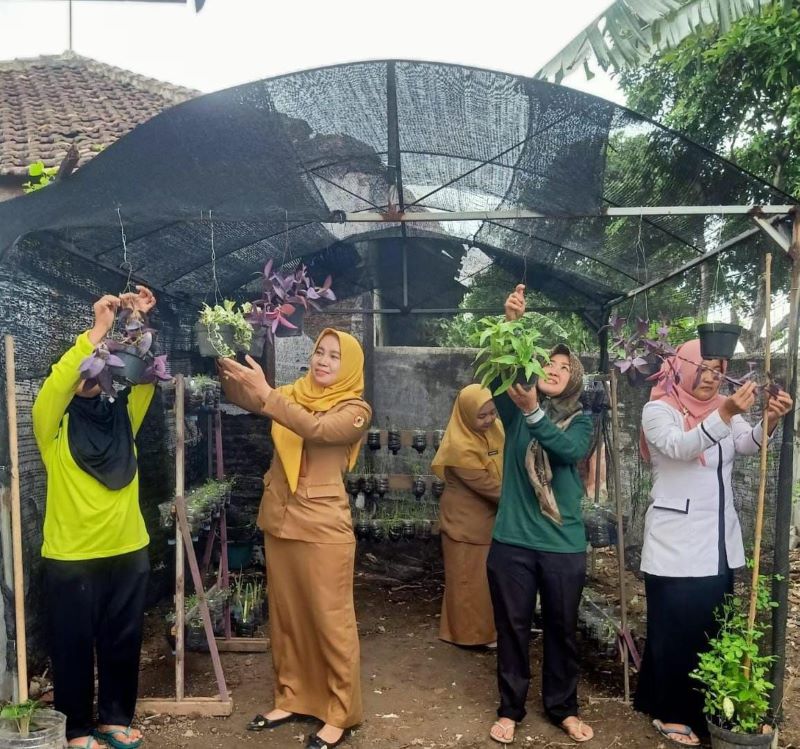 BERWAWASAN LINGKUNGAN: Siswa dan para guru SDN Tunggalpager gotong royong melaksanakan berbagai program Adiwiyata di sela kegiatan pembelajaran.