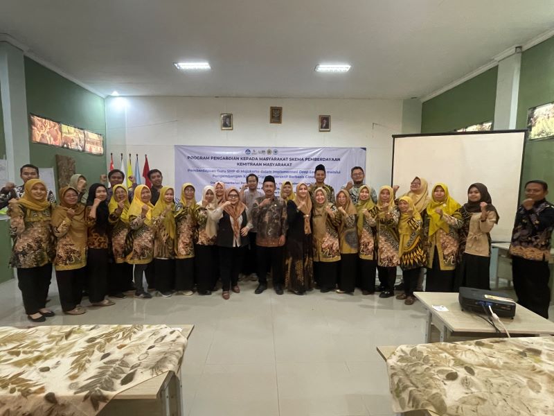 SEMANGAT BERSAMA: Tim PKM UNIM Mojokerto menggelar pelatihan pembelajaran digital interaktif deep learning di SMPN 2 Mojosari beberapa waktu lalu.