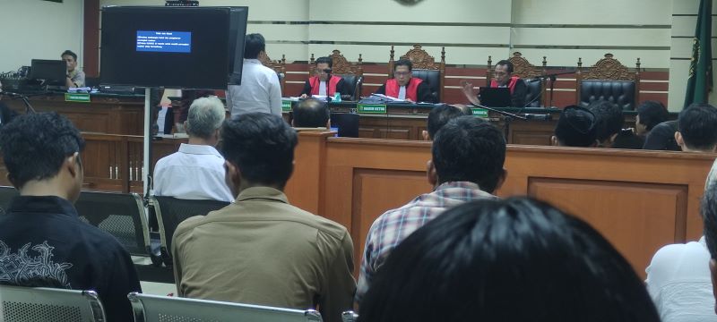 GALI KETERANGAN: Majelis hakim Pengadilan Tipikor Surabaya saat memeriksa saksi yang dihadirkan dalam perkara dugaan korupsi proyek pembangunan kapal TBM, kemarin (11/11).