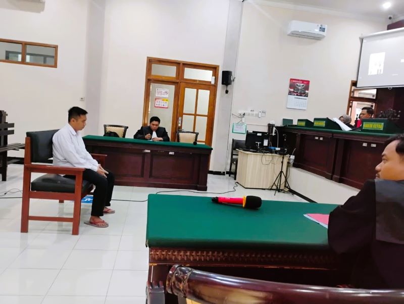 DIADILI: Terdakwa Rifqian Arfi Andika duduk di kursi pesakitan saat menjalani sidang vonis di Pengadilan Negeri Mojokerto, kemarin (11/11).
