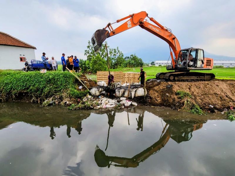 PENANGANAN DARURAT: DPUPR Kabupaten Mojokerto membangun tanggul darurat di aliran Sungai Afvour Sumberwaru, Desa Kembangsri, Kecamatan Ngoro, Jumat (7/11) lalu.