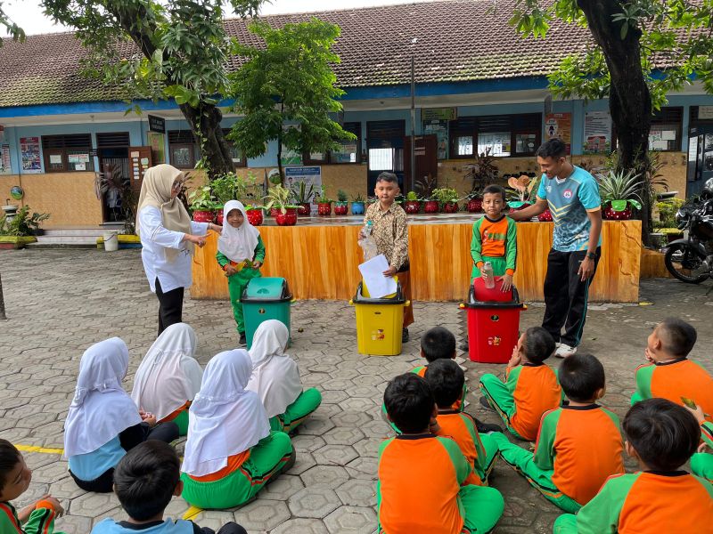 BERPROSES: SDN Gayaman, Kecamatan Mojoanyar, mulai menerapkan pemilahan sampah yang ditanamkan pada siswa, kemarin (12/11).