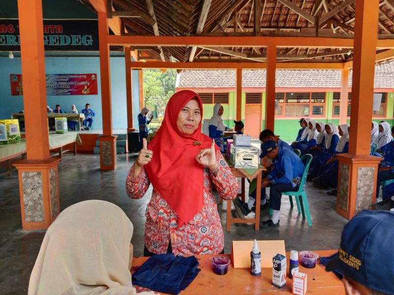 NUNUK EMI SISWATI, S.Pd, SMPN 1 GEDEG