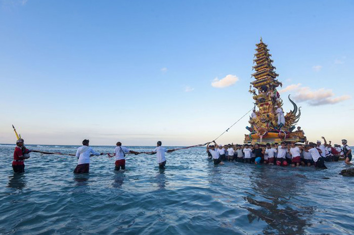 Pulau Bali tidak hanya dikenal karena keindahan alamnya yang memikat, tetapi juga karena kekayaan budayanya yang penuh makna spiritual.  sumber foto: pinterest