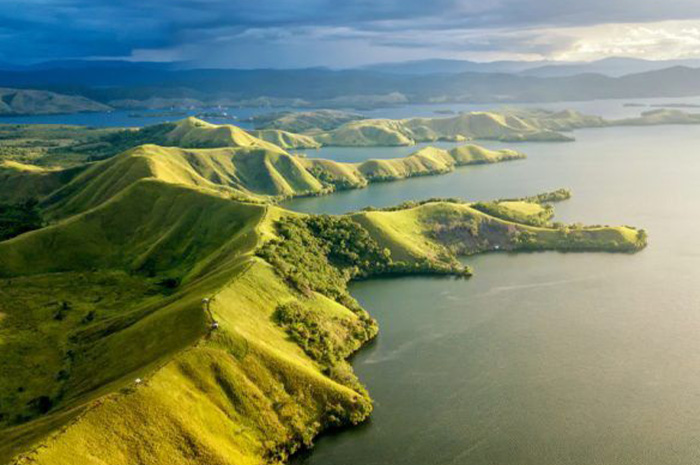 Terletak di kaki Pegunungan Cyclops, di Kabupaten Jayapura, Papua, Danau Sentani merupakan salah satu destinasi wisata alam paling memukau di ujung timur Indonesia. sumber foto: pinterest