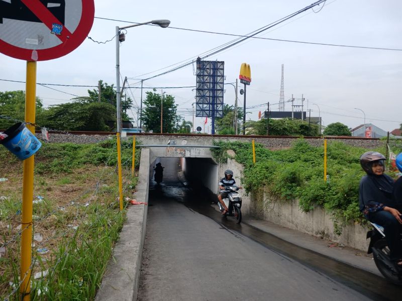 KERAP TERENDAM: Jalur terowongan di Jalan Tropodo-Benteng Pancasila, Kota Mojokerto, yang rawan terendam banjir saat hujan deras, kemarin (12/11).