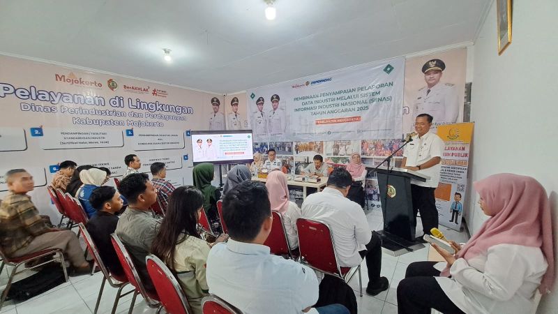 BERI ARAHAN: Kepala Disperindag Kabupaten Mojokerto Noerhono memberikan arahan pada pembinaan penyampaian laporan data industri melalui SIINAS di kantor disperindag.
