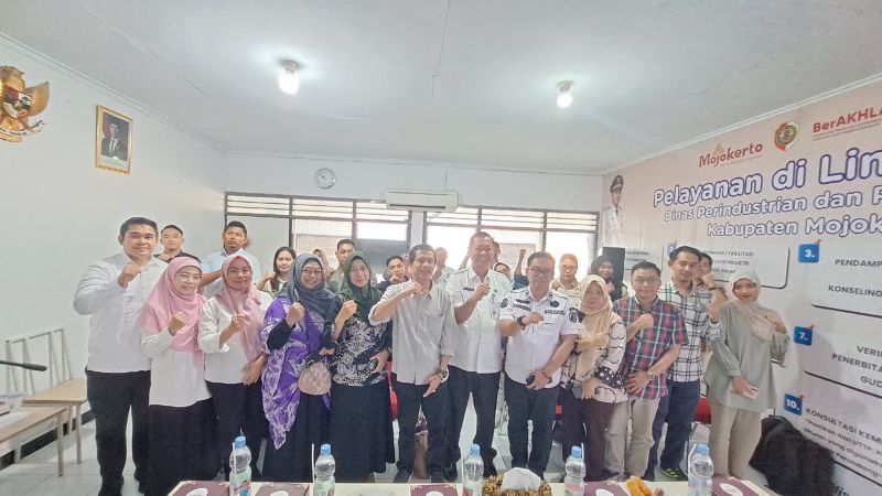 KOLABORASI: Kepala Disperindag Kabupaten Mojokerto Noerhono bersama Kasi Datun Kejari Kabupaten Mojokerto Narendra Putra Swardhana dan pelaku industri foto bersama saat kegiatan pembinaan.