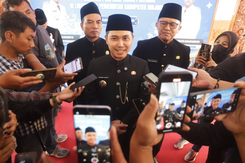 PENYEGARAN: Bupati Mojokerto Muhammad Albarraa didampingi Sekdakab Teguh Gunarko saat memberikan keterangan pers seusai mutasi kepala dinas, beberapa waktu lalu.