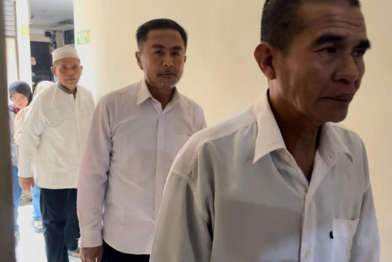 BERKASUS: Kepala Desa Bening, Kecamatan Gondang, Sarji, usai menjalani sidang di Pengadilan Negeri Mojokerto, Rabu (5/11) lalu.