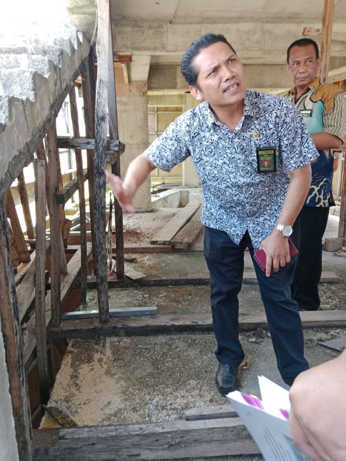 SIDANG DI TEMPAT: Hakim Manambus Pasaribu saat memeriksa begisting konstruksi yang masih terpasang di proyek kapal TBM saat sidang pemeriksaan setempat, Jumat (3/10) lalu.