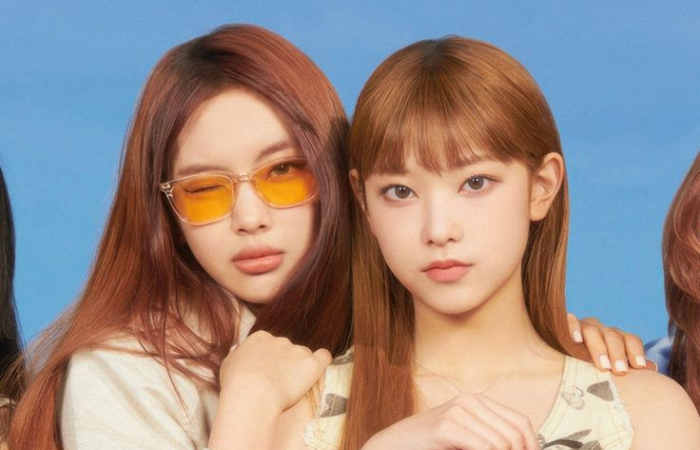 Dua anggota termuda dari grup K-pop NewJeans, Haerin dan Hyein.