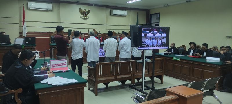 PERIKSA TERDAKWA: Enam dari tujuh terdakwa korupsi kapal TBM Kota Mojokerto saat disumpah sebelum dimintai keterangan sebagai saksi dan terdakwa dalam sidang di ruang Cakra, Pengadilan Tipikor