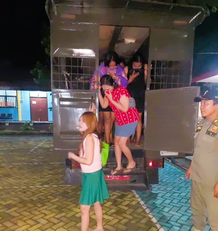 DICIDUK: Petugas Satpol PP Kabupaten Mojokerto menjaring belasan PSK yang mangkal di kawasan Warung Janti, Desa Awang-Awang, Kecamatan Mojosari, September lalu.