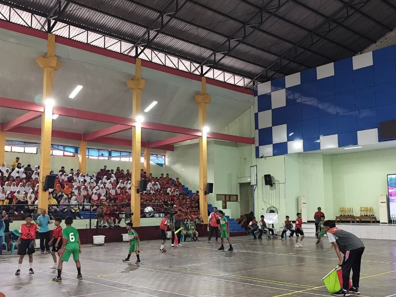 SERU DAN MENARIK: Siswa SMP Kabupaten Mojokerto bertanding secara sportif di GOR Dinas Pendidikan Kabupaten Mojokerto dalam ajang Olahraga Tradisional, kemarin (13/11).