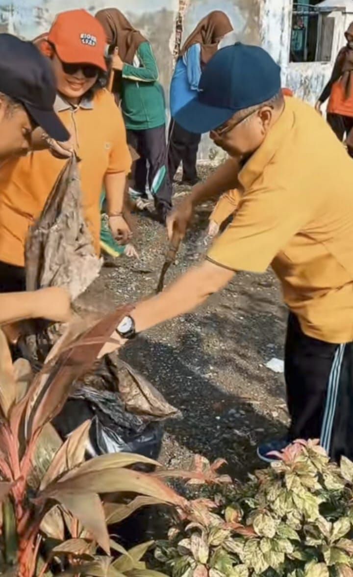 GOTONG ROYONG: Guru maupun siswa SMPN 1 Sooko bekerja sama dalam kerja bakti yang rutin digelar setiap Jumat.