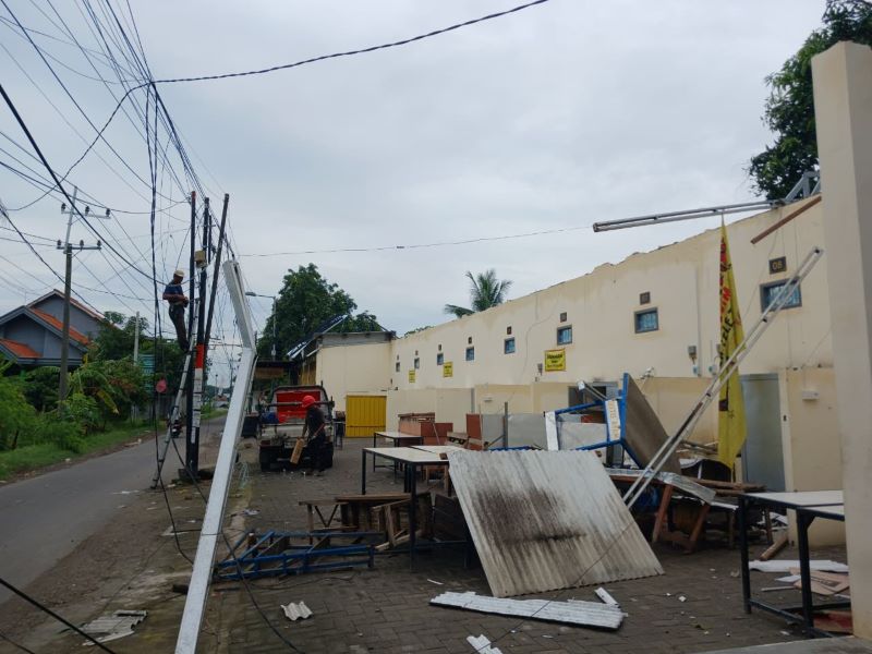 RUSAK PARAH: Kondisi bangunan pujasera di Dusun Singopadu, Desa Canggu, Kecamatan Jetis, kemarin (13/11) setelah diterjang angin kencang pada Rabu (12/11).