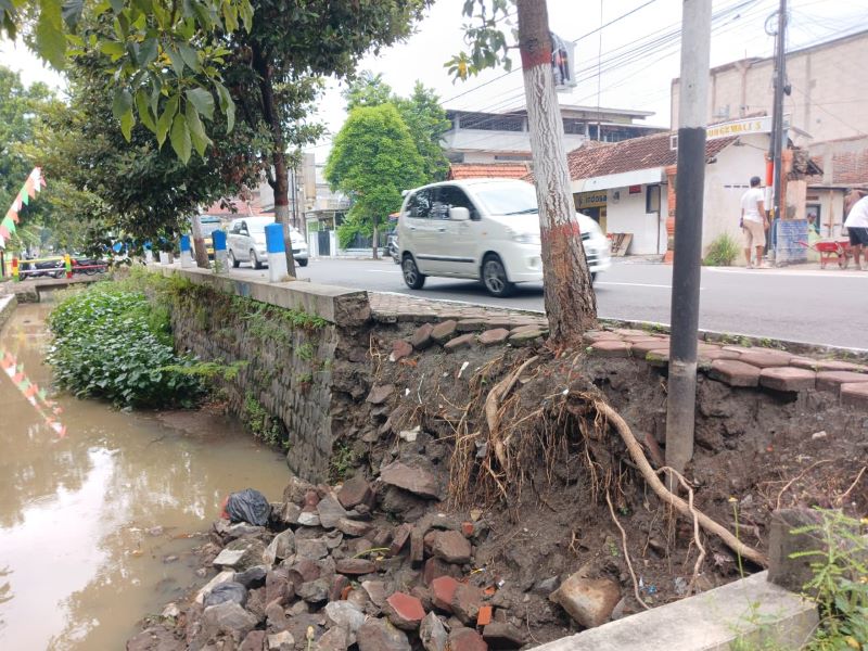 RAWAN MELEBAR: Kondisi plengsengan saluran air yang ambrol di Jalan Brawijaya, Kelurahan Miji, Kecamatan Kranggan, kemarin (13/11).