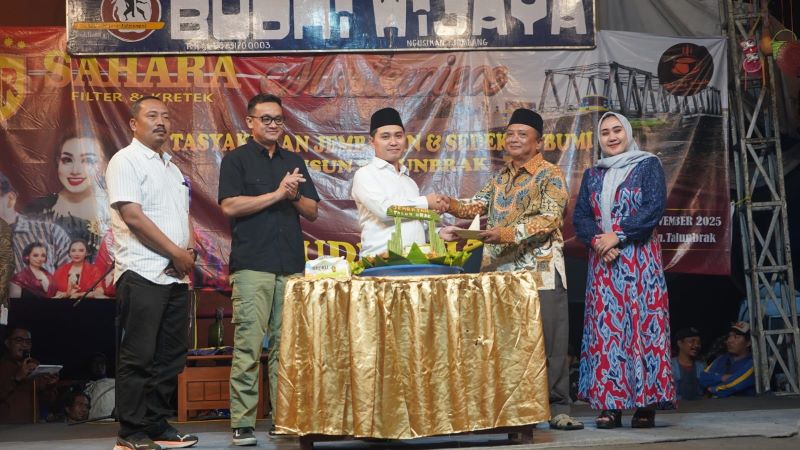 RASA SYUKUR: Acara tasyakuran dan sedekah bumi atas rampungnya pembangunan Jembatan Talunbrak, Desa Talunblandong, Kecamatan Dawarblandong, Rabu (5/11).