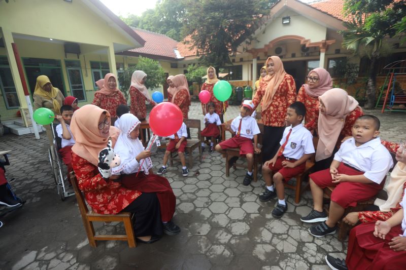 PENUH MAKNA: DWP Sekretariat DPRD Kabupaten Mojokerto merayakan HUT ke-26 Dharma Wanita dengan anak-anak istimewa di SLBN Seduri, Selasa (11/11).
